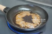 간장 2 큰 술, 맛술 2 큰 술, 굴소스 1/2 큰 술, 물 5 큰 술, 황설탕 1½ 큰 술을 넣어줍니다. 바글바글 끓여 조려줍니다.