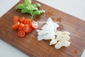 마늘은 편으로 썰고, 양파는 채 썰어줍니다. 방울토마토는 크기에 따라 2~3등분 해 줍니다. 바질잎은 가볍게 씻어 물기를 털어줍니다.