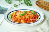 토마토소스와 새우가 어우러진 토마토파스타는 간단히 만들 수 있으며, 바질과 치즈로 마무리하면 더욱 맛있습니다. 길이가 긴 스파게티는 젓가락으로 돌돌 말아 담아내면 더욱 먹음직스러워요.