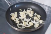달군 팬에 올리브오일 2 큰 술 두르고 편으로 썬 마늘을 먼저 볶다가 양파도 같이 넣고 가볍게 볶아줍니다.