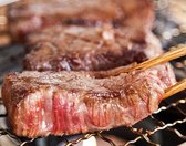 석쇠나 가정용 화로의 불판을 강하게 달군 후 고기가 달라붙지 않도록 살치살을 올려놓는다.