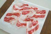 차돌박이는 키친타월 위에 올려 가볍게 핏물을 제거해 줍니다.