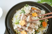 차돌박이와 야채를 찜기로 쪄서 폰즈 소스에 찍어 먹으면 맛과 향이 어우러진 간단한 요리가 완성됩니다. 간편하면서도 소고기와 야채의 조화로운 맛을 즐길 수 있는 레시피입니다.