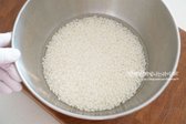 찹쌀은 깨끗이 씻어 30분 정도 불려주면 부드러운 식감을 더할 수 있습니다. 입맛에 따라 맵쌀과 섞어 사용해도 좋습니다.