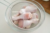 닭다리를 사용하면 진한 국물과 쫄깃하고 부드러운 고기를 즐길 수 있습니다. 깔끔한 맛을 위해 끓는 물에 1분 데친 후 헹궈 불순물을 제거하고 물기를 제거합니다.