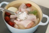 냄비에 물 1.5L를 붓고 손질한 재료, 찹쌀 주머니, 닭다리, 소금 1/2 큰 술을 넣습니다. 센 불로 끓인 뒤 끓어오르면 중불로 낮춰 20분간 끓입니다.