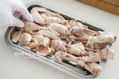 육수가 우러나면 닭다리를 건져 한 김 식힌 뒤 살코기를 발라냅니다.