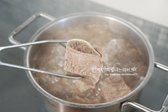 소갈비는 찬물에 약 2시간 담가 핏물을 빼고, 필요시 칼집을 내거나 잘라 준비합니다. 중간에 물을 갈아주면 더 깔끔하게 핏물이 제거됩니다. 끓는 물에 소갈비를 넣어 5분 정도 데친 뒤 찬물에 헹구어 물기를 뺍니다.