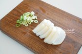 고명용 대파는 송송 썰고, 건져둔 무는 먹기 좋게 썰어 준비합니다. 다시마는 채를 썰어 곁들일 수 있지만, 취향에 따라 생략 가능합니다.
