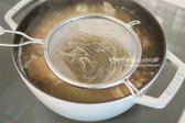 국물과 고기를 끓인 후 다진 마늘 1 큰 술을 체에 밭쳐 우려 풍미를 더합니다. 간은 꽃소금으로 맞추고, 불린 당면은 국물에 가볍게 우린 뒤 함께 담아 냅니다. 외식 스타일의 맛을 원하면 미원이나 소고기 다시다를 추가합니다.