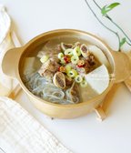 그릇에 고기, 국물, 당면, 대파를 담아내면 완성입니다. 깊고 진한 국물과 부드럽게 익은 고기는 아이도 먹기 좋으며, 간이 잘 배어 밥과 함께 먹기 딱 좋습니다. 한 그릇으로 든든한 한 끼를 즐길 수 있습니다.