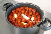 압력솥에 물 2.5L를 붓고 대추, 생강, 배를 넣어 모든 재료를 푹 고아줍니다.