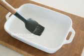 오븐용 용기는 라자냐 면 크기에 맞는 네모난 형태로 준비하고, 녹인 버터를 골고루 발라줍니다.