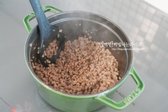 올리브오일에 다진 소고기, 마늘, 소금, 후추를 넣고 고소한 향이 나도록 바싹 볶아줍니다.