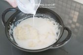 냄비에 버터를 녹인 뒤 밀가루를 넣어 볶아 날가루 냄새를 제거하고, 우유를 세 번 나누어 부어 농도를 맞추며 끓여 베샤멜소스를 만듭니다.