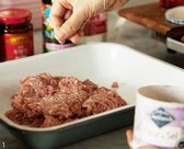 돼지고기에 청주, 생강가루, 소금간을 해서 재워둔다.