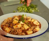 그릇에 담고 쪽파를 송송 얹어주면 완성된다.