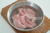 찬물에 담아 중간에 물을 두세 번 갈아주어 30분간 핏물을 제거해 주었습니다.