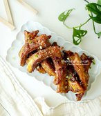 에어프라이어로 구운 돼지등갈비는 바삭한 겉면과 부드러운 속살이 매력적입니다. 간장양념의 짭조름한 단맛과 진한 육향이 어우러져 입맛을 돋우는 별미입니다.