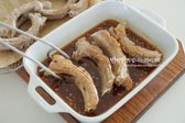 초벌구이 한 돼지등갈비는 살집에 칼집을 내 양념에 버무려줍니다.