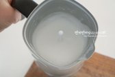 우유 거품을 내어주면 더욱 부드럽고 맛있게 즐길 수 있습니다.