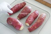 에어프라이어 트레이에 겹치지 않게 올려줍니다. 겹치지 않아야 골고루 익을 수 있어요.