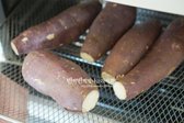 30분간 구운 뒤 고구마는 겉의 수분이 날아가고 약간 단단한 상태가 됩니다. 크기와 에어프라이어 사양에 따라 온도와 시간을 조절해주면 좋습니다.