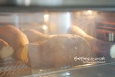 온도를 160도로 올려 30분 더 구워줍니다. 익어가면서 구수한 냄새가 나고, 껍질이 약간 부풀어 오르며 달콤한 향이 퍼집니다.