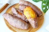 군고구마는 구워지며 꿀이 떨어질 정도로 부풀어오르고 속까지 부드럽게 잘 익습니다. 뜨거울 때 호호 불며 먹으면 달콤하고 촉촉한 맛이 일품입니다.