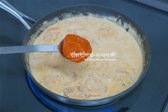 생크림 200ml를 부은 후, 토마토 페이스트 1 큰 술과 토마토소스 4 큰 술을 넣어줍니다. 페이스트를 추가하면 더욱 진한 풍미가 납니다. 버터 10g도 넣어 고소한 맛을 더해줍니다.