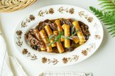 류수영 짜장떡볶이는 차돌박이와 대파로 고소한 맛을 내고, 짜장가루로 간단하게 양념을 만들어 누구나 쉽게 맛있게 만들 수 있습니다.