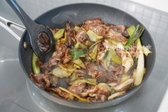 다시 센 불로 올린 뒤 불맛과 불향을 내기 위해 30초 동안 타지 않게 볶아줍니다.