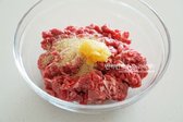 볼에 자른 소고기를 뭉치지 않게 풀어가며 넣은 후 설탕 2 큰 술, 간 마늘 1 큰 술을 넣어 버무려줍니다.
