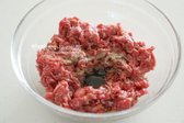 단맛이 배면 진간장 3 큰 술, 굴소스 1 큰 술, 식초 1/2 큰 술, 참기름 1 큰 술, 후추 갈아서 20 바퀴를 넣어 버무려줍니다.