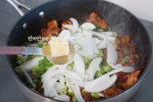 양파와 대파, 간 마늘 3 큰 술을 넣어줍니다.