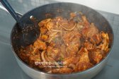 양파가 숨이 죽을 때까지 계속 저어가며 볶아줍니다.