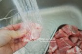 부유물이나 뼛가루를 제거할 수 있도록 한두 번 꼼꼼하게 씻어줍니다.