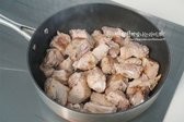 소금 두 꼬집을 뿌린 뒤 3분 정도 그대로 두고, 뒤집어서 중불로 바싹 구워줍니다.