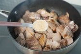 설탕 5 큰 술을 넣고, 진간장 5 : 참치액 5 : 설탕 5 비율로 양념합니다.
