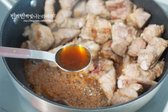 돼지고기를 냄비 한쪽으로 밀고 진간장 5 큰 술, 참치액 5 큰 술을 넣어줍니다.
