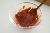 떡볶이 소스는 고춧가루 4큰술, 설탕 3큰술, 고추장 2큰술, 간장 2큰술, 굴소스 2큰술, 식용유 1큰술, 후추 20바퀴로 4:3:2:2:2 비율로 만듭니다.