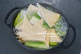 대파와 어묵에 물 600ml, 설탕, 다진 마늘, 소금을 넣고 2분 정도 끓여 간단한 국물 베이스를 만듭니다.