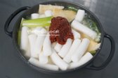 육수가 우러나면 떡을 넣고 1~2분간 끓여 말랑하게 익힌 후 양념을 넣어 간을 맞춥니다.