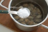 바지락은 소금물(물 500ml, 소금 1 큰 술)에서 1~3시간 해감합니다. 검은 비닐이나 스테인리스 냄비를 사용해 어둡게 하고, 더운 날씨라면 냉장실에서 해감 후 깨끗이 세척해 준비합니다.