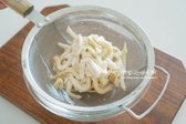 20분 정도 불린 뒤 깨끗하게 헹구어 주고, 물기를 꼭 짜서 준비해 줍니다.