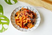 무말랭이무침은 씹히는 식감과 간이 잘 스며들어 밥도둑이 되는 맛입니다. 통깨를 뿌려 고소한 풍미를 더해 맛깔나게 밥반찬으로 즐길 수 있습니다.