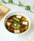 얼갈이 배추는 된장과 잘 어울려 구수하고 매콤한 맛의 국물 요리를 즐길 수 있습니다. 데친 얼갈이에 된장 양념을 더해 깊고 진한 국물 맛을 살려 겨울철 든든한 한 끼로 좋습니다.