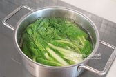 1~2분 내외로 데쳐줍니다.