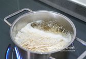 끓는 물에 우엉을 넣고 데쳐줍니다.