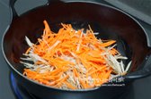 달군 팬에 기름을 조금 두르고 채 썬 야채를 넣고 볶아줍니다.